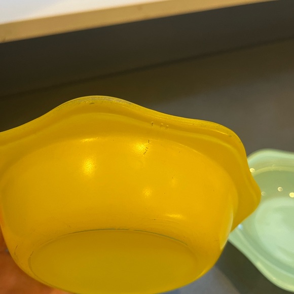 Vintage British Pyrex Scalloped Bowls in Green and Yellow - Picture 6 of 11